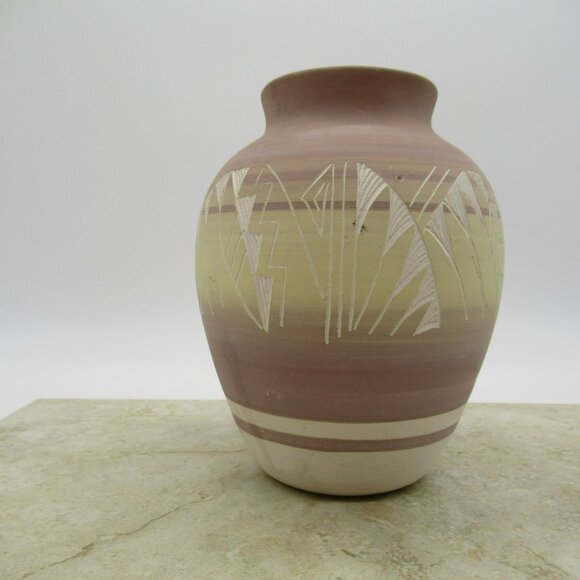 Navajo Mesa Verde Pottery Vase Signed M Jones 5.5" Neutral Brown Beige NAV USA - Picture 5 of 14